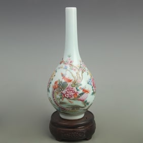 A FINE FAMILLE ROSE FLOWER PATTERN LONG NECK BOTTLE