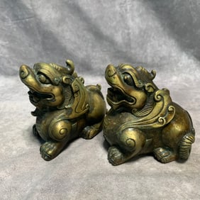PAIR OF  BRONZE LION STATUE