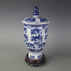BLUE AND WHITE FLORAL PATTERN PORCELAIN JAR