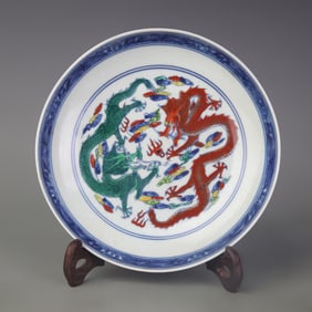 A FINE DOUCAI COLORED DRAGON PATTERN PORCELAIN PLATE