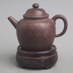 A FINELY MADE ZI SHA TEAPOT
