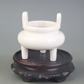 DEHUA WHITE PORCELAIN THREE-LEGGED INCENSE BURNER WITH HANDLES