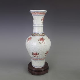 A FINE FAMILLE VERTE FLOWER PATTERN LONG NECK VASE