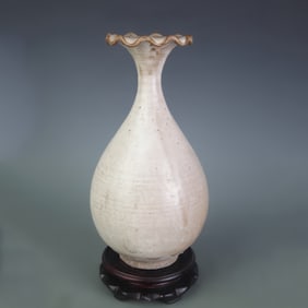 WHITE GLAZE YELLOW-RIMMED YUHUCHUN VASE