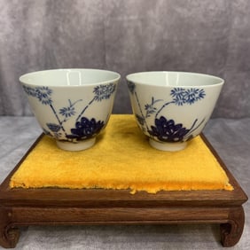 PAIR OF FAMILLE ROSE SMALL PORCELAIN CUP