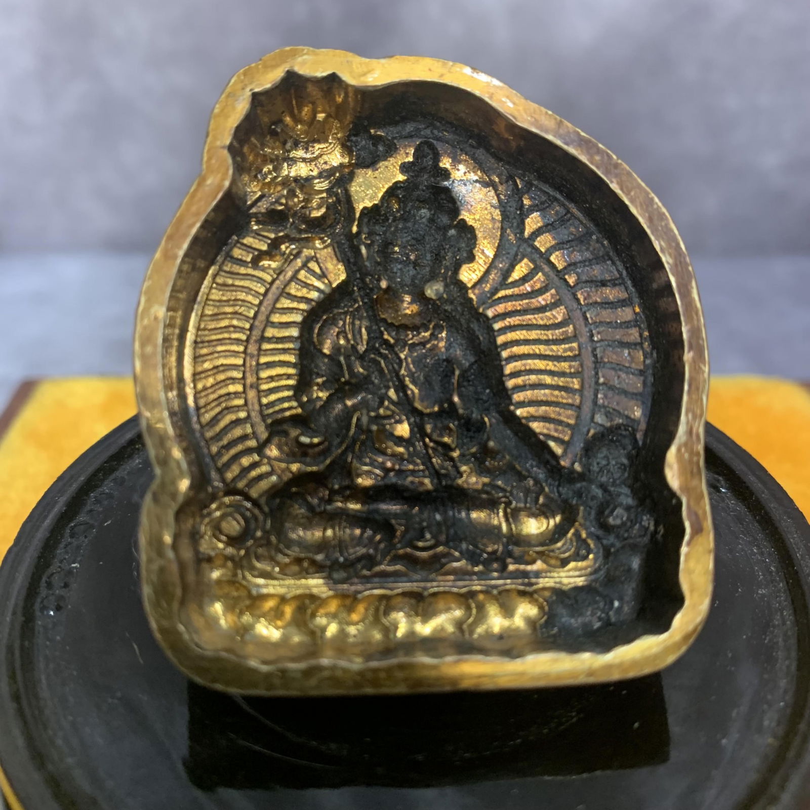 A FINE BRONZE GREAT WHITE PARASOL TSA TSA MOLD (1 of 5)