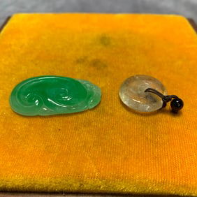GROUP OF JADE AND CRYSTAL PENDANTS