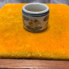 BLUE AND WHITE UNDERGLAZE RED FORTUNE THUMB RING