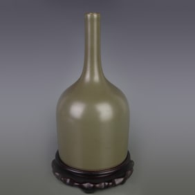 A FINE TEA-DUST GLAZE PORCELAIN VASE
