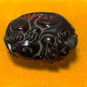 A FINLY CARVED AMBER IN FIGURE OF TIGER