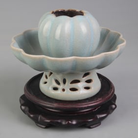A RU KILN FLOWER PATTERN PORCELAIN JAR