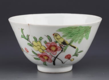 A SMALL PORCELAIN FAMILLE ROSE BOWL WITH FLOWER AND BIRD DESIGN