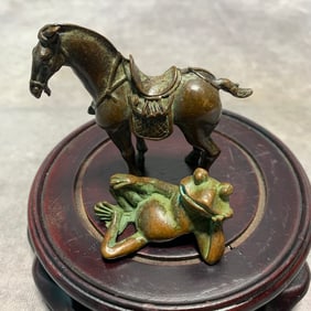 PAIR OF BRONZE FROG AND HORSE ORNAMENTS (2 PIECES)