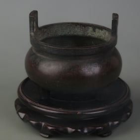 A FINE DOUBLE-EARED THREE-LEGGED INCENSE BURNER
