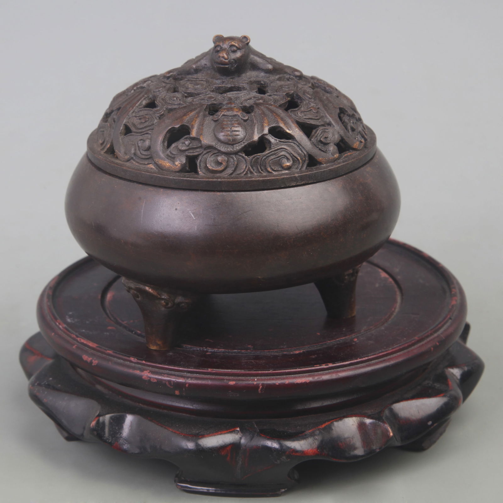 A FINE BRONZE INCENSE BURNER WITH HAPPINESS MOTIF. (1 of 7)