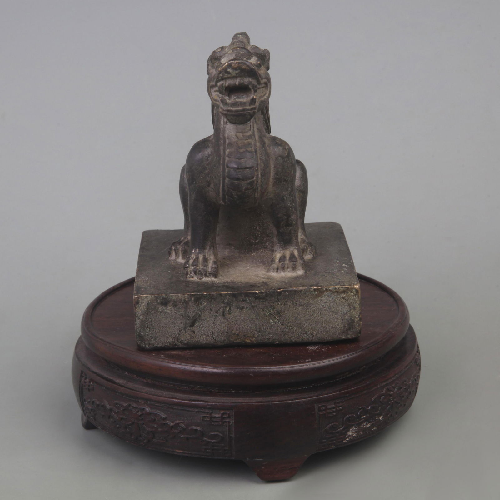 A FINE BRONZE AUSPICIOUS BEAST SEAL STAMP (1 of 5)