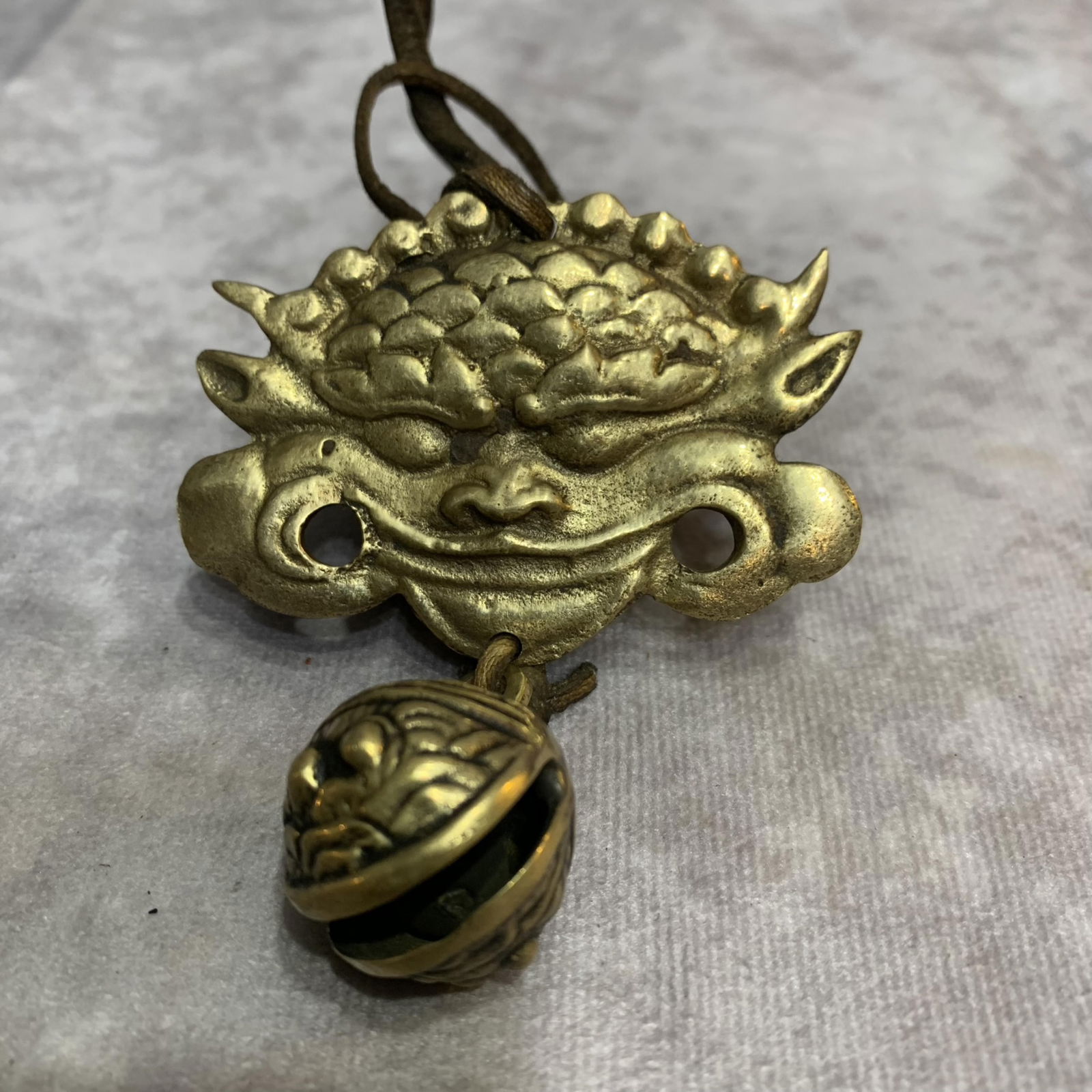 A FINE BRONZE LION PATTERN PENDANT (1 of 3)