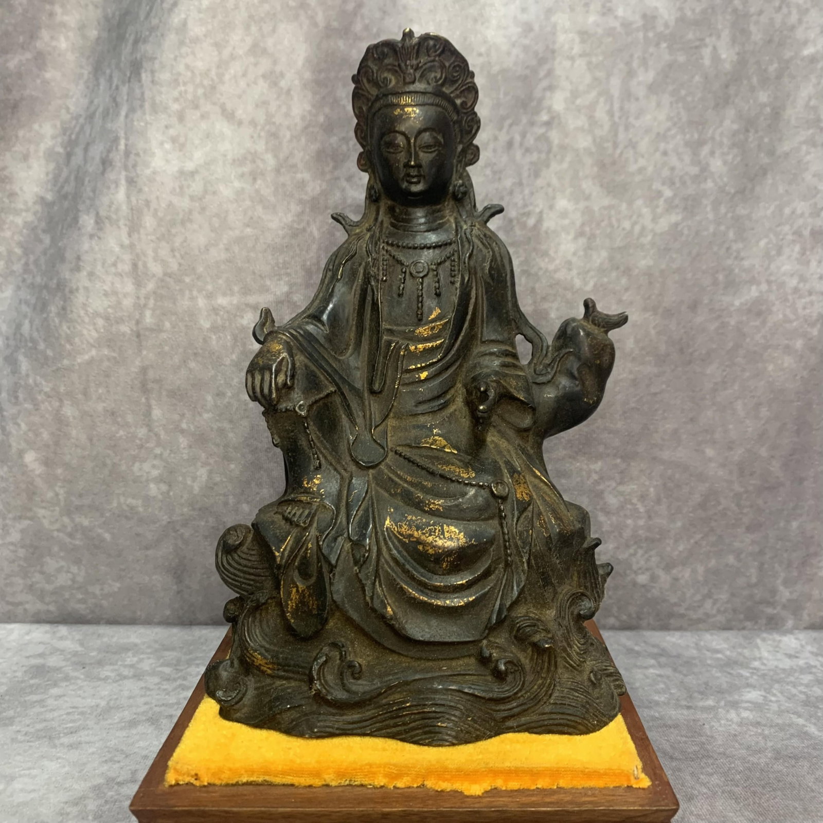 A FINE BRONZE BRONZE SEAT KWAN-YIN GUANYIN STATUE: Qing Dynasty, High: 9.4 inch; Width: 5.9 inch; Long: 4.7 inch;