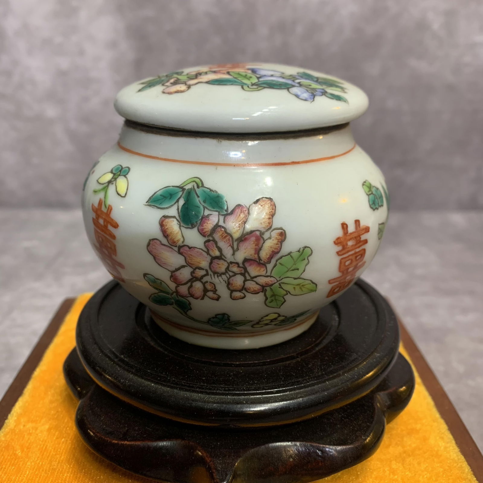 A FINE FAMILLE ROSE FLOWER PATTERN SMALL JAR WITH LID (1 of 7)