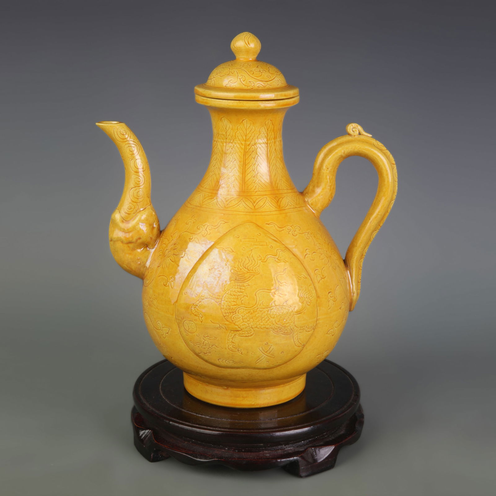 YELLOW-GLAZED FLOWER AND DRAGON PATTERN PORCELAIN EWER (1 of 5)