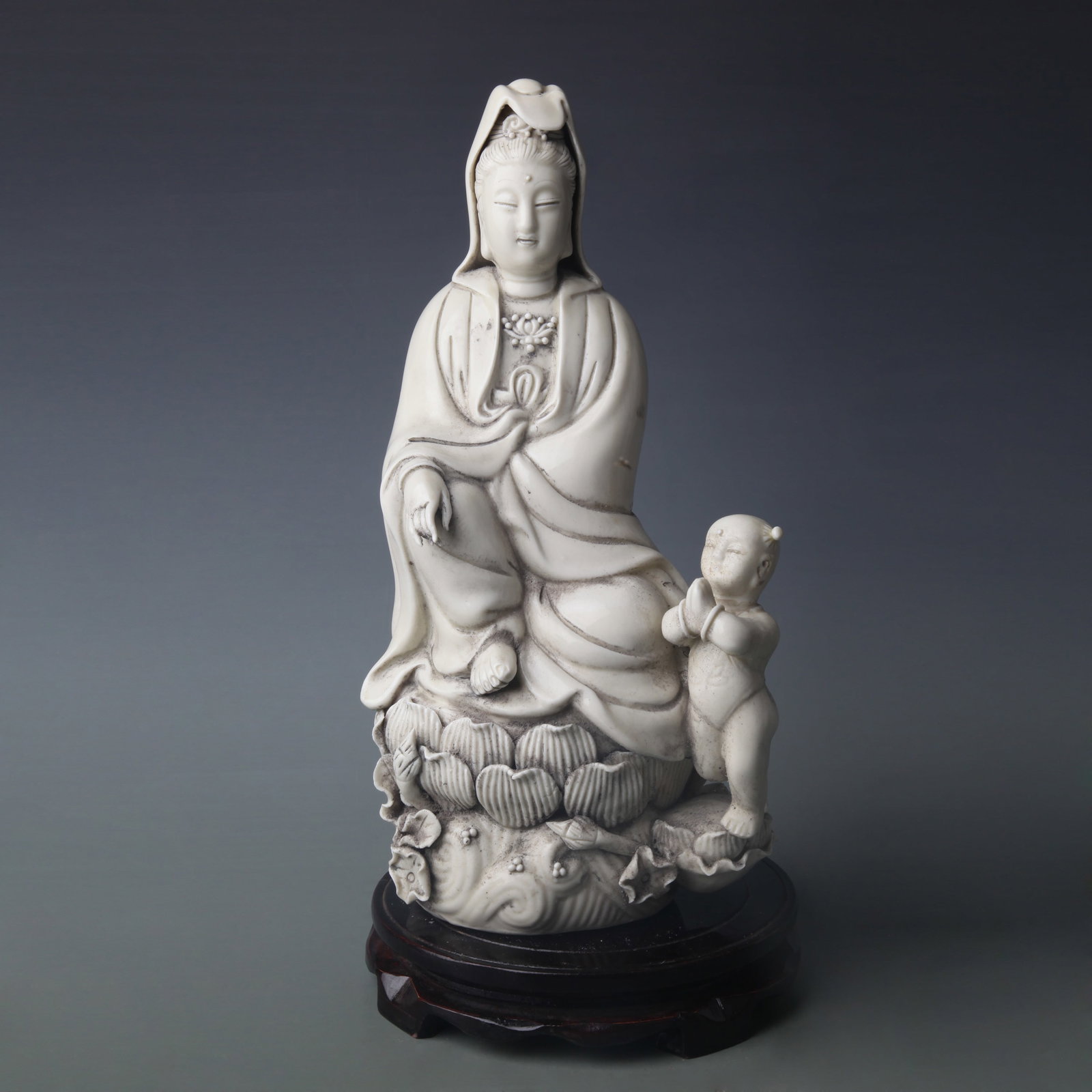 A FINE DE HUA KILN PORCELAIN GUAN YIN STATUE: Ming Dynasty Style; High: 12.2 inch;