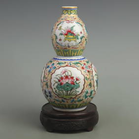 FAMILLE ROSE FLOWER PATTERN CALABASH SHAPED VASE (1 of 5)