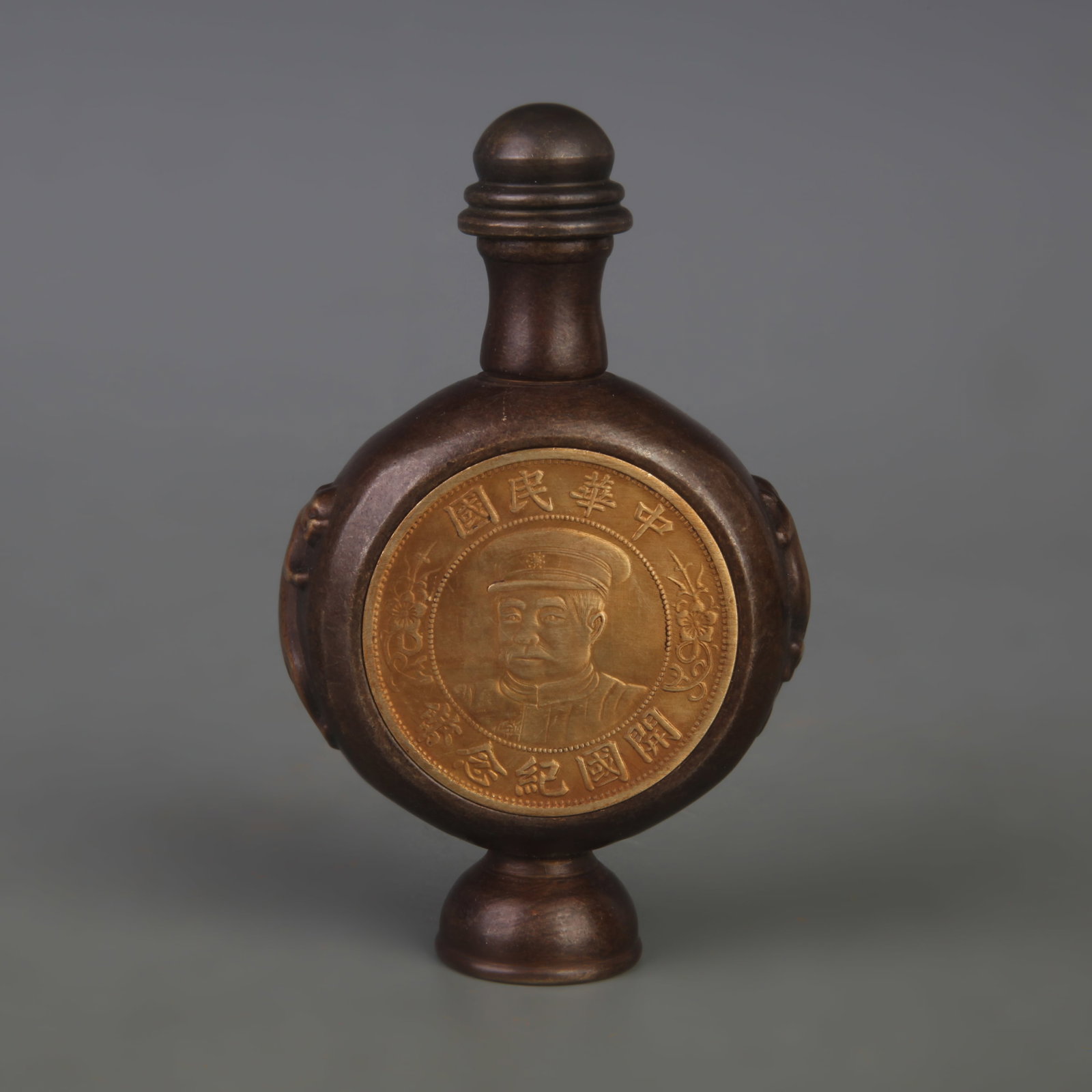 A FINELY CARVED BRONZE SNUFF BOTTLE: Width: 2.6 inch; High: 4.2 inch