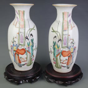 PAIR OF FAMILLE ROSE PORCELAIN VASES WITH HUMAN FIGURES