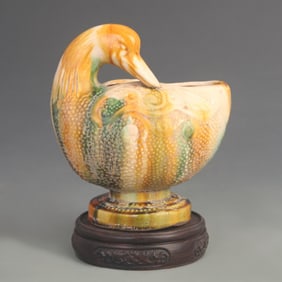 A FINE SAN CAI COLORED DUCK-SHAPED POTTERY CUP