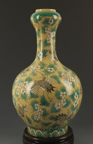 A LARGE YELLOW GLAZE FAMILLE ROSE GARLIC HEAD VASE