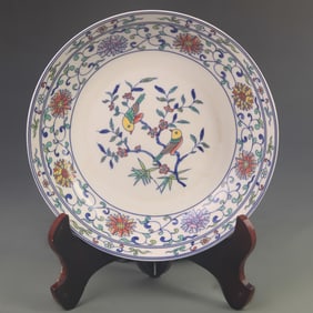 A FINE DOU CAI FLORAL PATTERN PORCELAIN PLATE