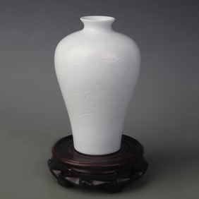 WHITE GLAZE DAGON AND PHOENIX PATTERN MEI PING PORCELAIN VASE