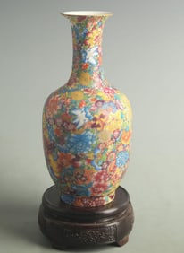 A FINE THOUSAND FLOWER PATTERN PORCELAIN VASE