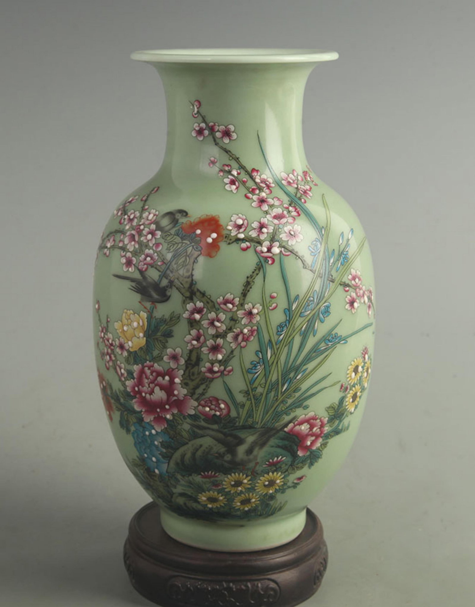 FAMILLE ROSE LIGHT GREEN GLAZE FLOWER FRAGRANCE WINTER MELON VASE: Qing Dynasty Qian Long Period; High: 8.80 inch; Width: 4.50 inch