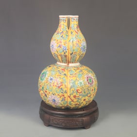 FAMILLE ROSE GOURD-SHAPED VASE WITH FLOWER PEACHES