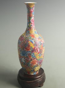FAMILLE VERTE GLAZED LONG NECK SHAPED PORCELAIN VASE