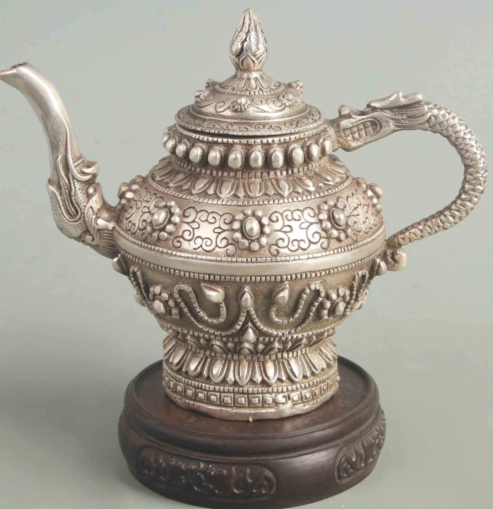 A FINE BRONZE TEAPOT WITH TREASURE BEAD AND CHAIN PATTERN: Ming Dynasty Style, High: 5.20 inch; Width: 7.00 inch; Diameter: 2.30 inch;