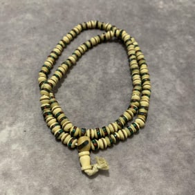 A FINE PUTI SEED NECKLACE