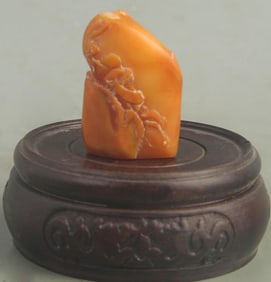 A FINELY CARVED TIAN HUANG STONE SEAL