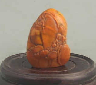 A FINELY CARVED TIAN HUANG STONE SEAL