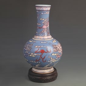 FAMILLE ROSE PORCELAIN VASE WITH DRAGON PATTERNS