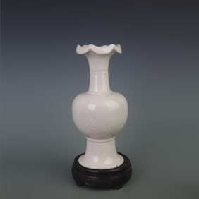 A FINE WHITE GLAZED FLOWER PATTERN PORCELAIN VASE