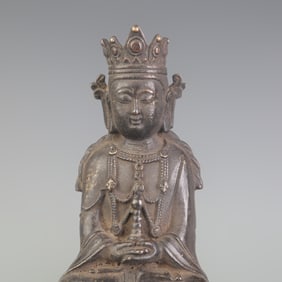 A FINE BRONZE SEATED GUANYIN FIGURE