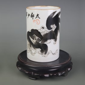 FAMILLE ROSE AUSPICIOUS BEAST PATTERN PORCELAIN PEN HOLDER