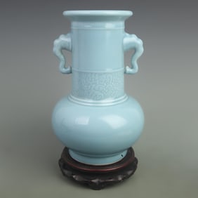 CELADON COLOR DOUBLE-EARED ELEPHANT NOSE PORCELAIN VASE