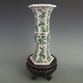 A FINE FAMILLE ROSE HEXAGONAL FLORAL PATTERN PORCELAIN VASE