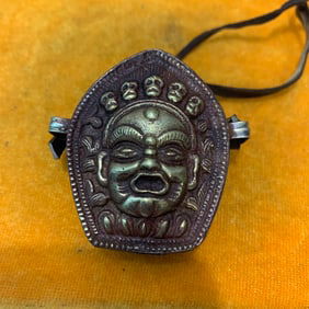 A FINE TIBETAN BUDDHIST GAWU PENDANT