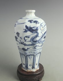 BLUE AND WHITE OCTAGONAL DRAGON PATTERN MEIPING VASE