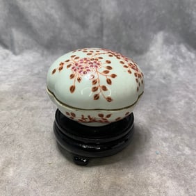 A FINE FAMILLE ROSE FLORAL PATTERN PORCELAIN POWDER BOX