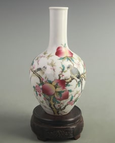 FAMILLE ROSE PEACH PATYTERN PORCELAIN VASE
